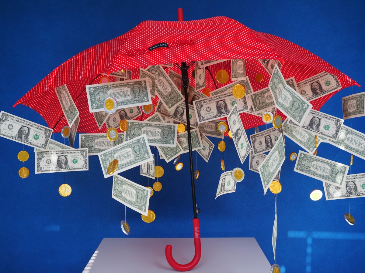 Зонт – отличная упаковка для денег