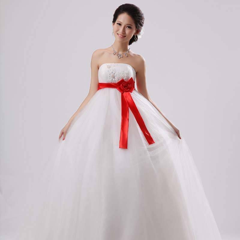 Платье с красным поясом. Свадебное платье с красным бантом. Свадебное платье белое с красным. Свадебное платье с красным поясом. Белое свадебное платье с красным поясом.