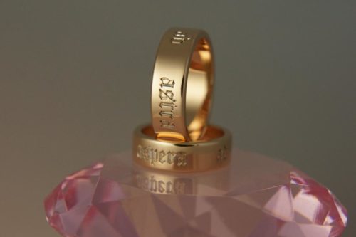 обручальное кольцо с гравировкой