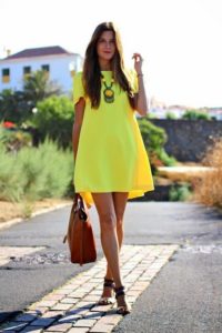 девушка в желтом платье