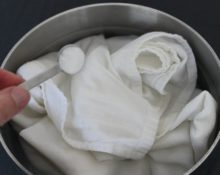 Замачивать ли постельное белье и полотенца перед стиркой: за и против