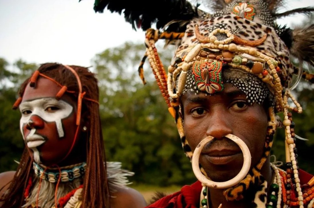 Украшения для женщин африканских племён, которые повергнут в ужас каждого: драгоценные камни и минералы.
