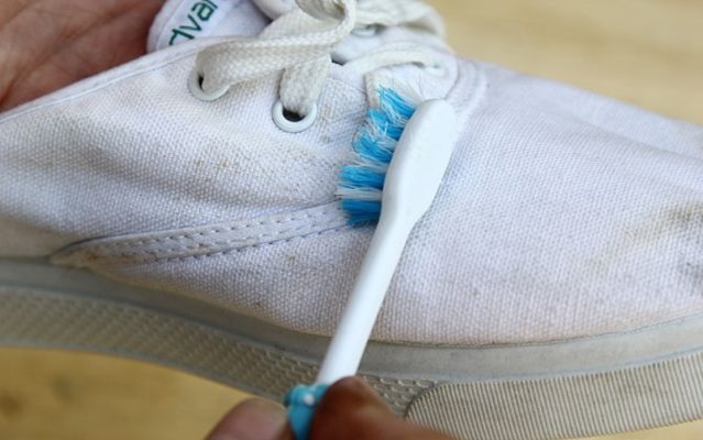 Можно ли мыть обувь старой зубной щёткой
