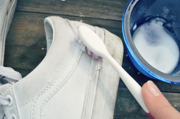 Можно ли мыть обувь старой зубной щёткой