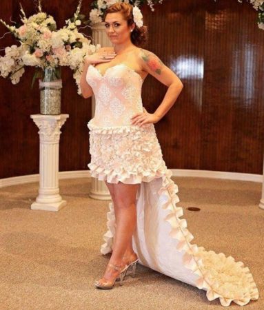Девушка сделала свадебное платье из варёной туалетной бумаги