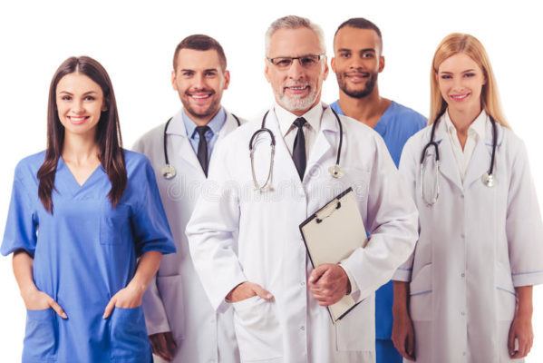 Знакомая униформа: почему в операционной медицинские работники носят зеленые или голубые халаты