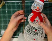 Снеговик своими руками из ниток и шариков