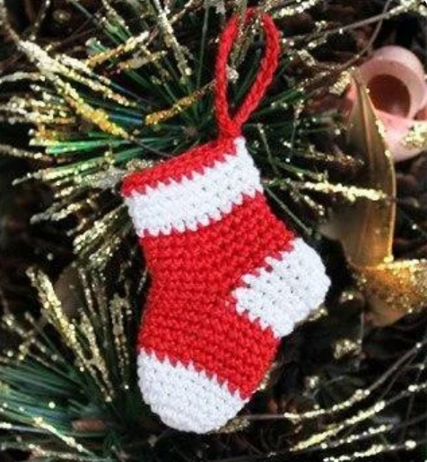 красно-белый новогодний носок для подарков связан