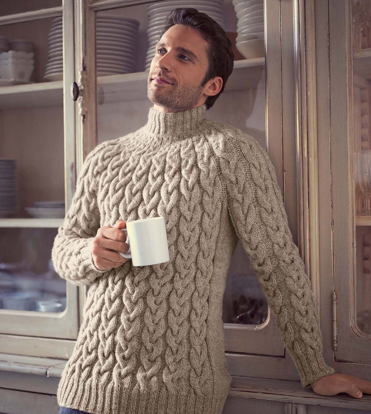 Вязаный свитер с объёмным узором.