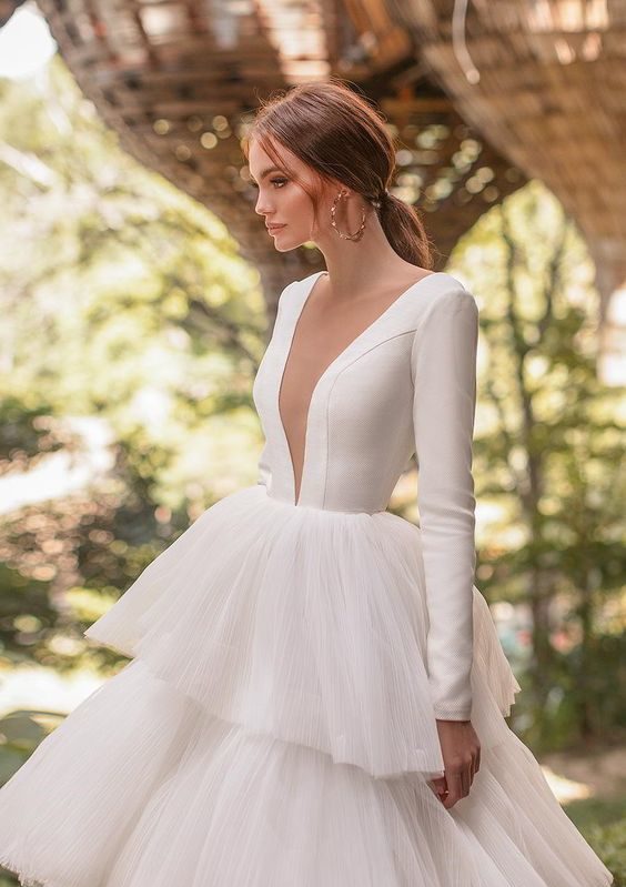 Свадебное платье с вырезом.