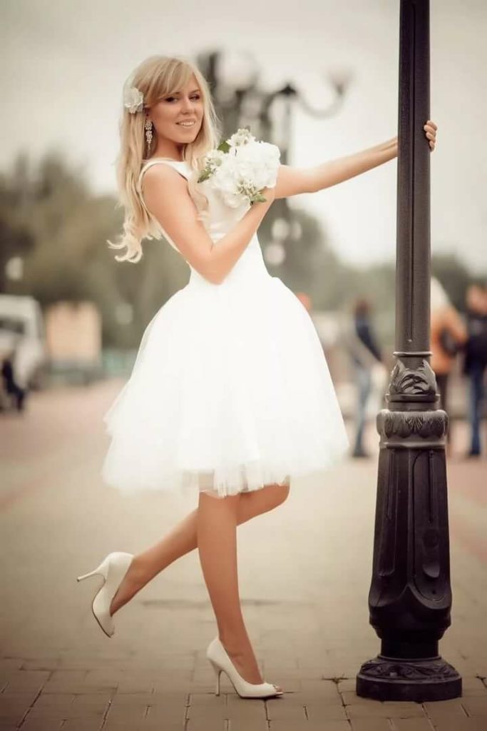 Короткое свадебное платье.