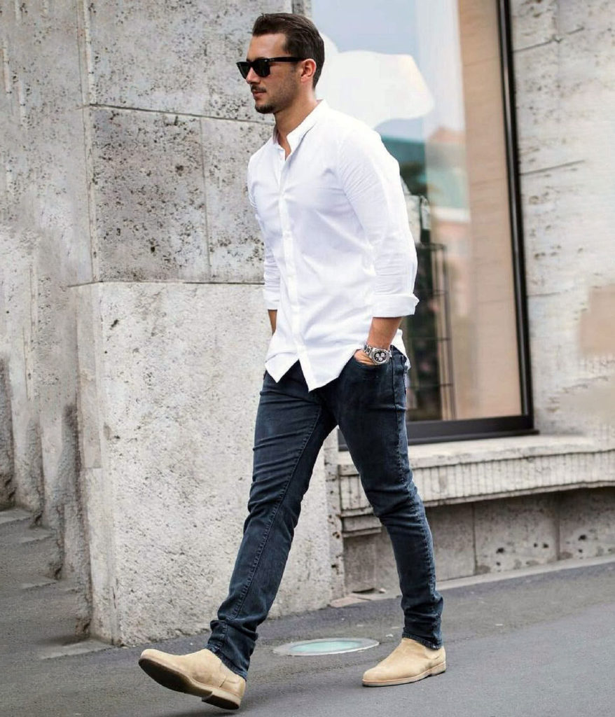 Белая рубашка с джинсами.