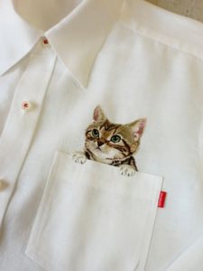 кот на рубашке
