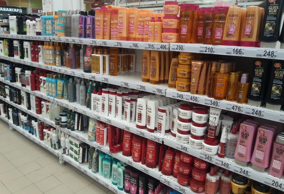 многообразие шампуней в магазинах