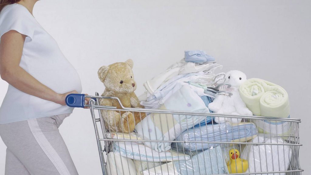 В чём опасность покупки вещей и одежды малышу до родов