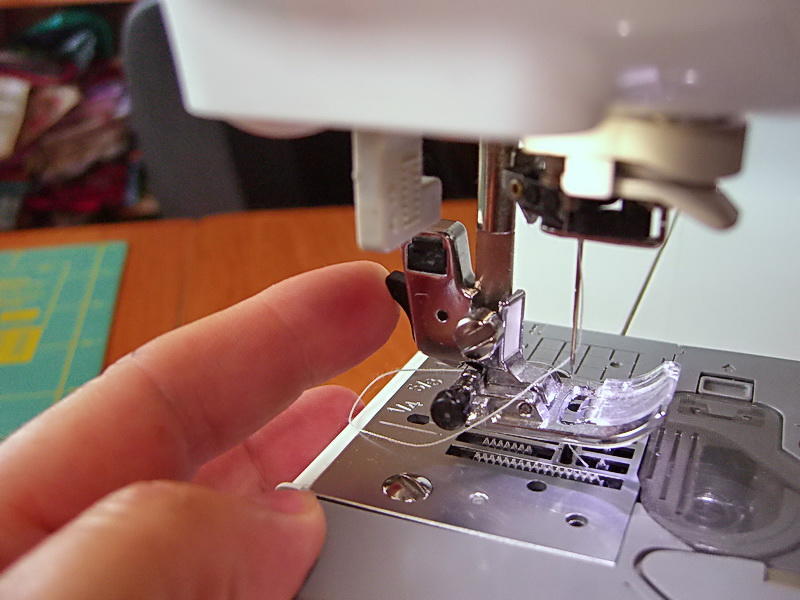 Почему швейная машинка нижнюю нить путает?