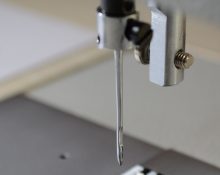 вставка иглы в швейную машину
