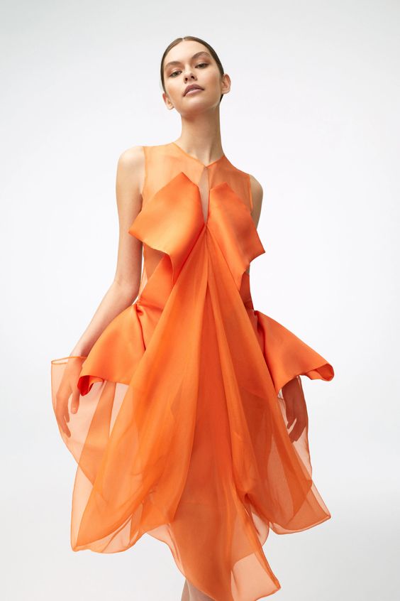 Оранжевое платье.