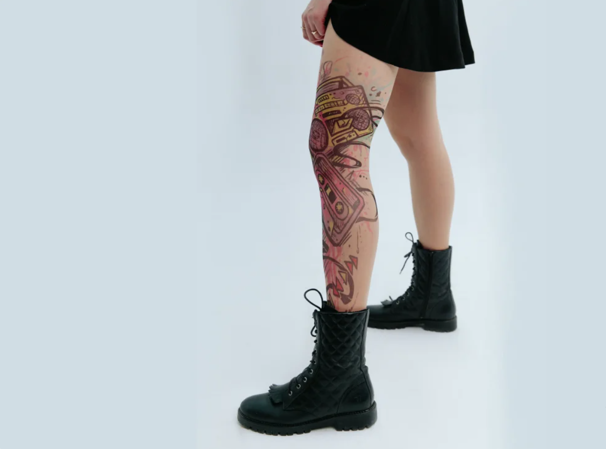 Колготки с принтами в виде татуировок