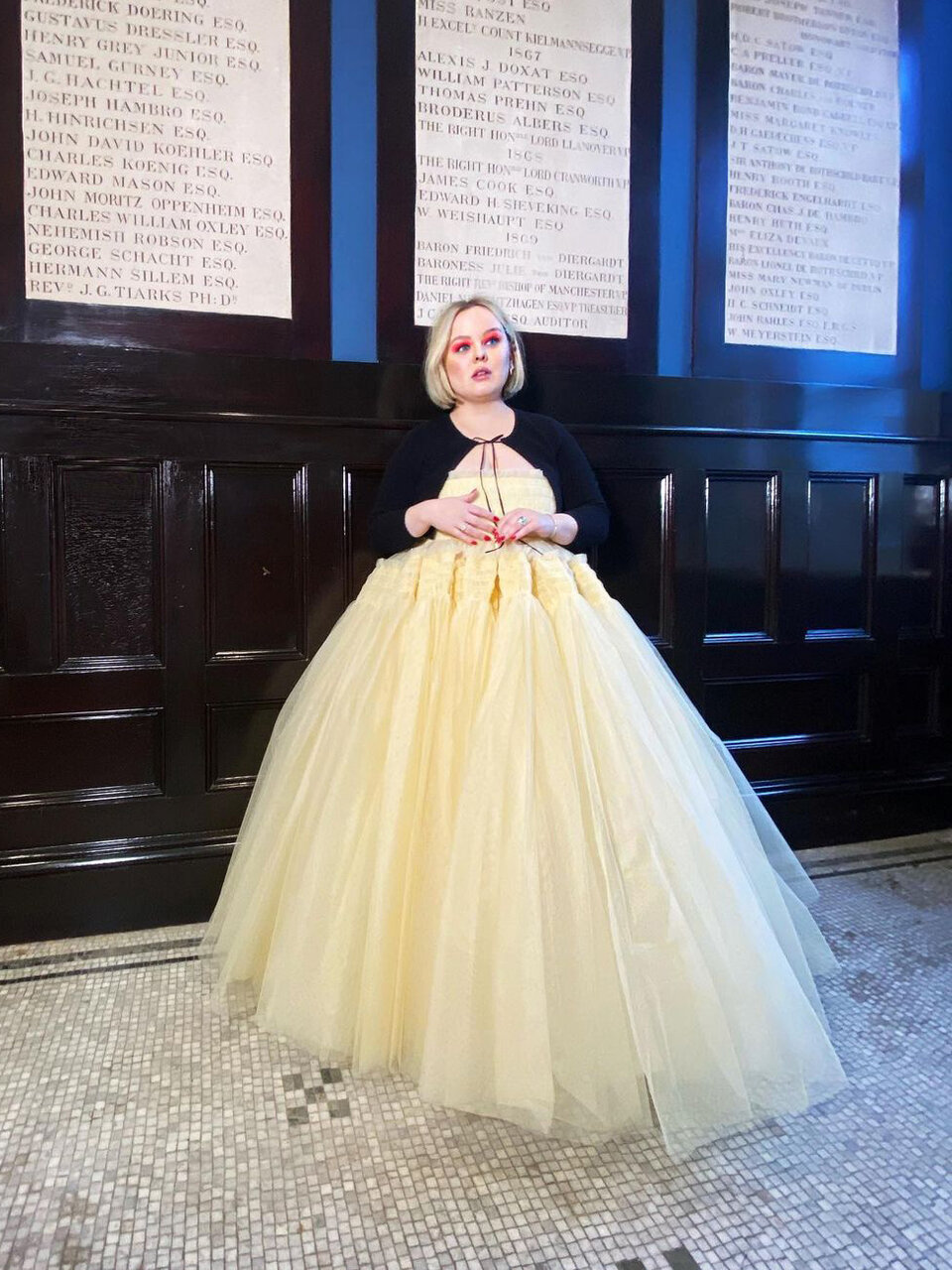Образ Николы Кохлан на церемонии "Золотой глобус-2021"