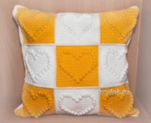 Бело-оранжевая подушка из мотивов